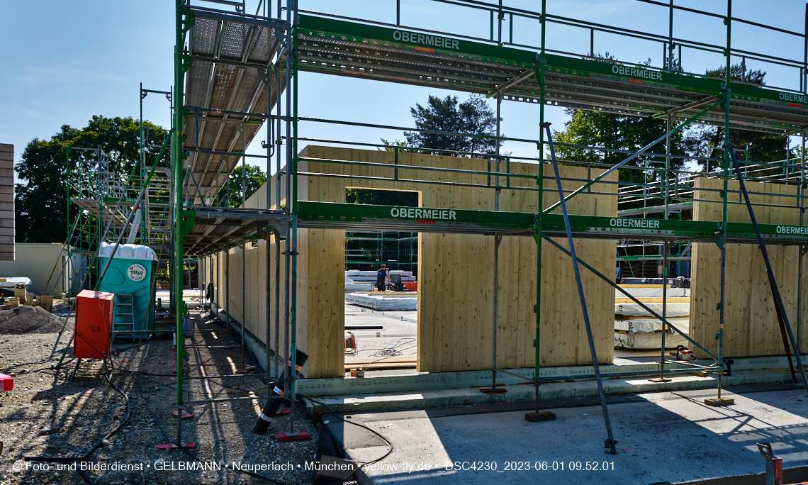 01.06.2023 - Neue Holzwände für das Haus für Kinder in Neuperlach in München